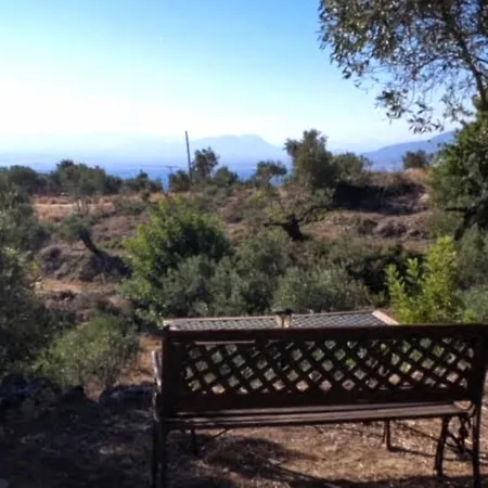 Semesterbostad Inviting Tiny Treehouse East Of Kalamata Near Bay *