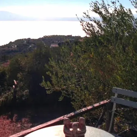 Inviting Tiny Treehouse East Of Kalamata Near Bay Сasa de vacaciones *