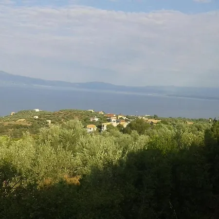 Сasa de vacaciones Inviting Tiny Treehouse East Of Kalamata Near Bay *